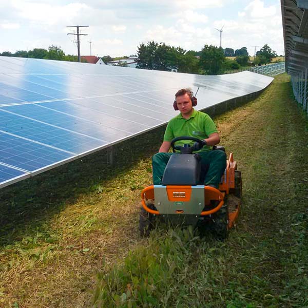 Mähen im Photovoltaik-Solarpark